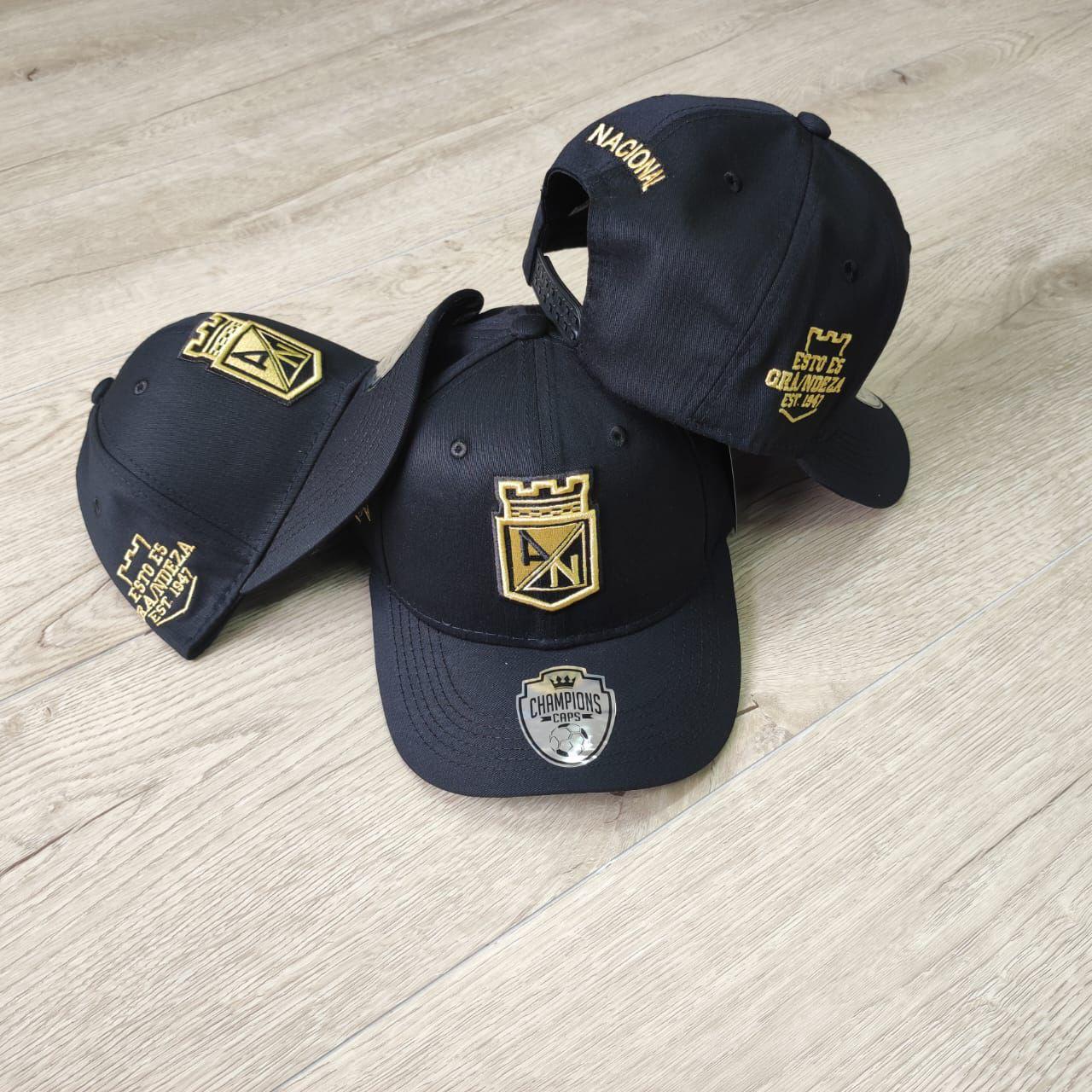 Gorra Oficial Negra Bordada en Dorado – Edición Exclusiva “Esto Es Grandeza”